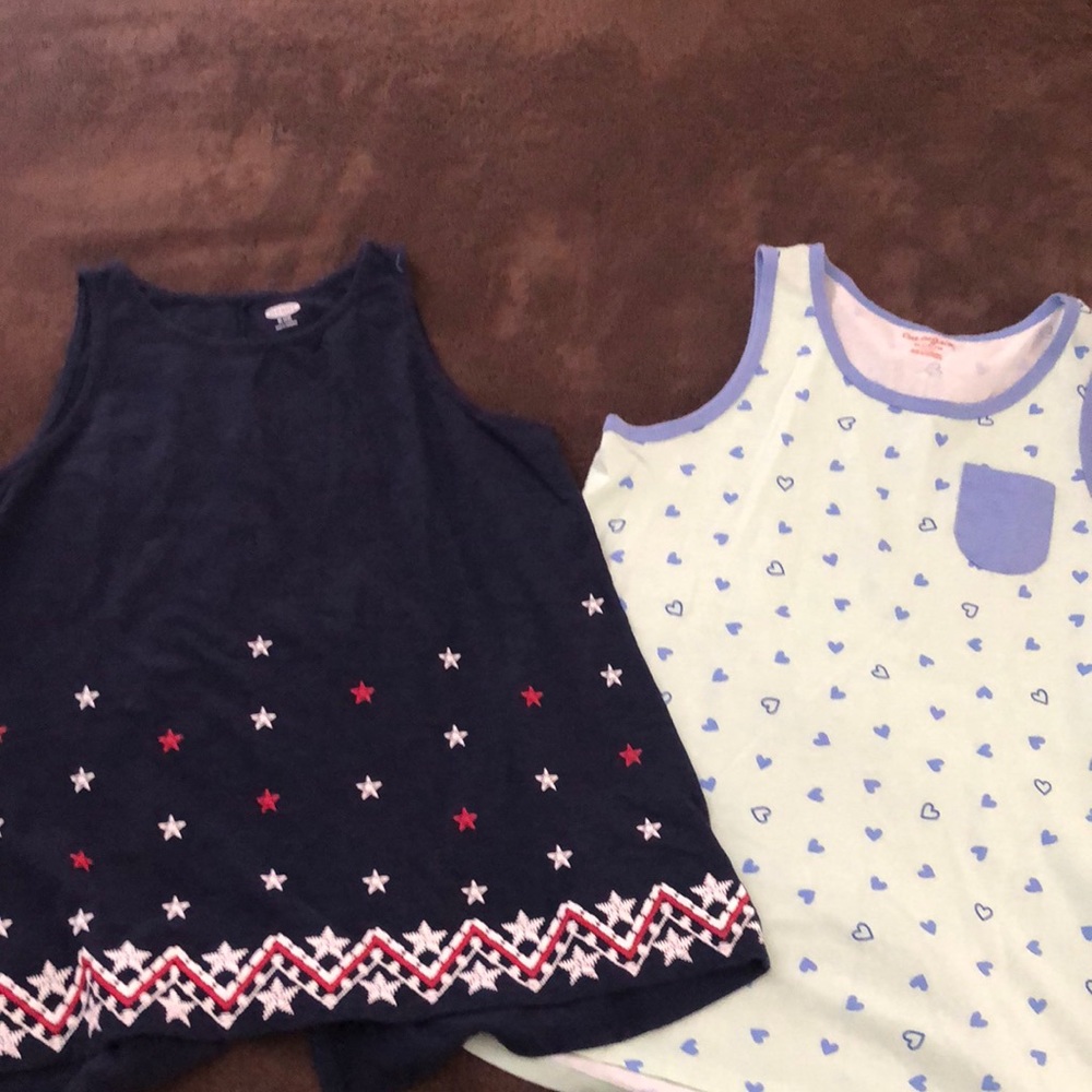 2 sleeveless shirts girls
